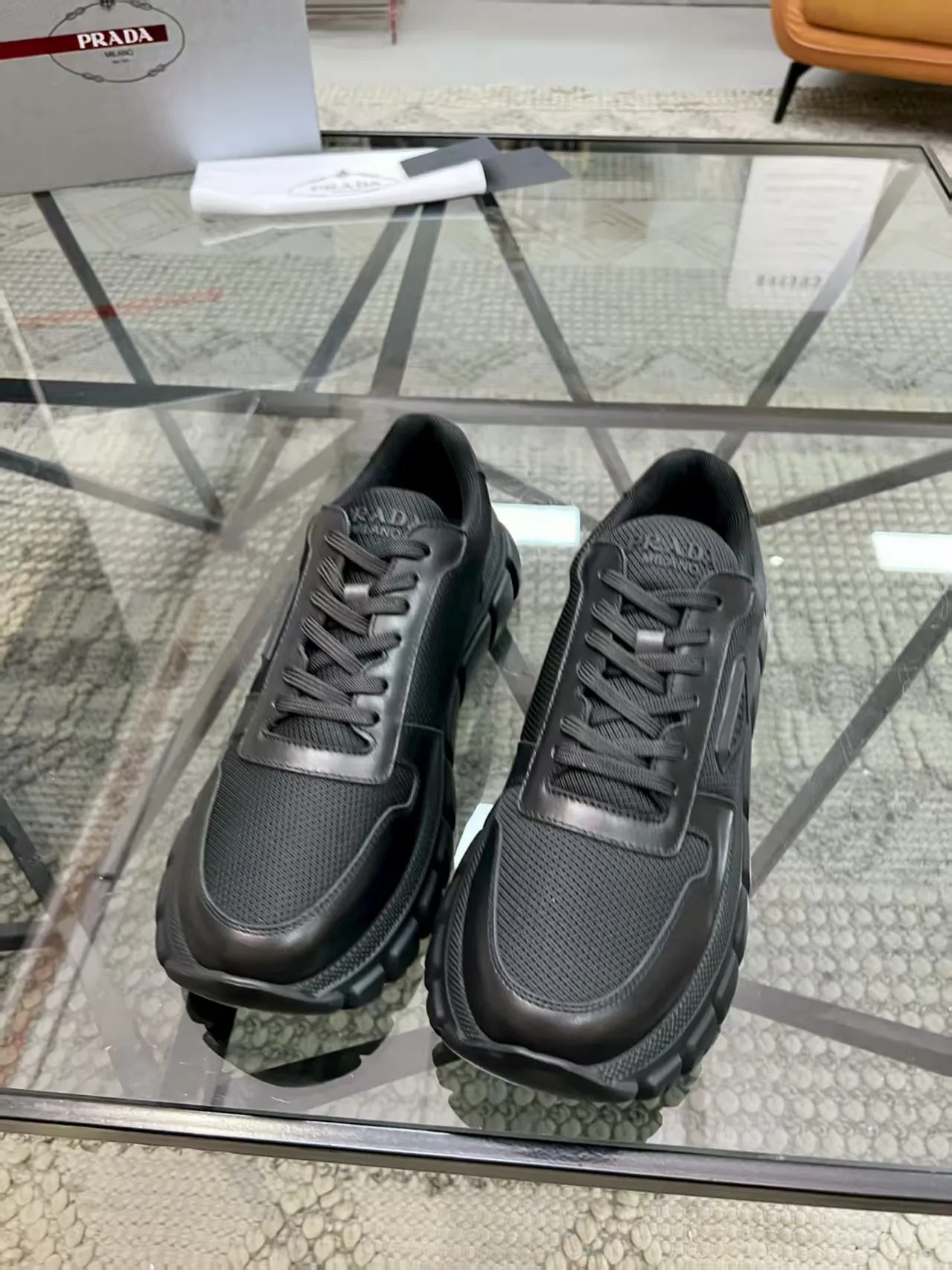 P440 Yuan 38-45 Prada Prada’s new men’s leather sneakers, the highest version on the market, any comparison is welcome🆚! The original leather has excellent texture and is super high-end! Fetal sheep net lining imported from Italy, removable pad! Luxurious materials and fine workmanship, highly recommended!